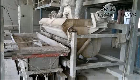石膏砌块生产过程视频1：搅拌、刮浆、成型